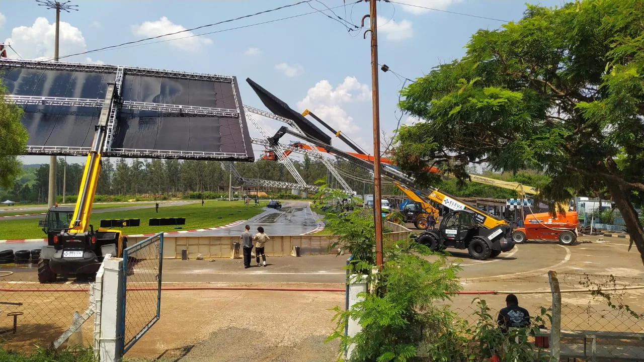 Caminhão pipa Aguajato em operação de campo