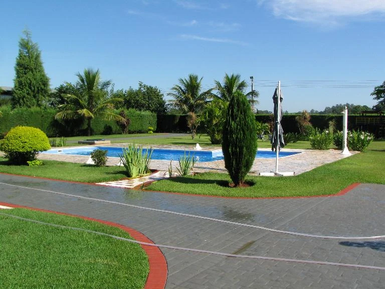 Caminhão pipa Aguajato enchendo piscina