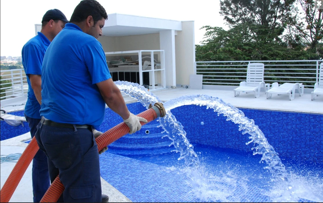 Piscina cristalina após enchimento