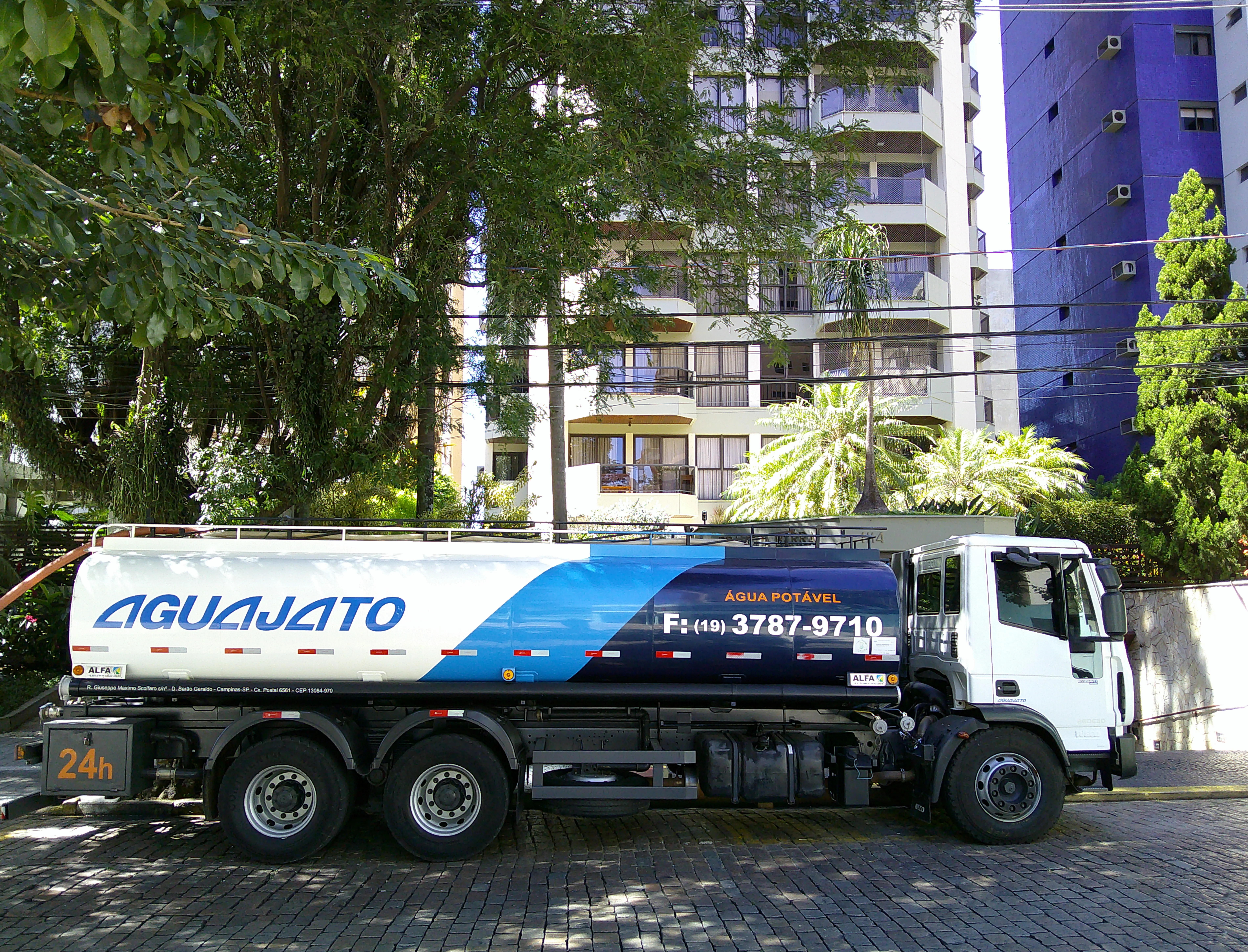 Operação de abastecimento de piscina